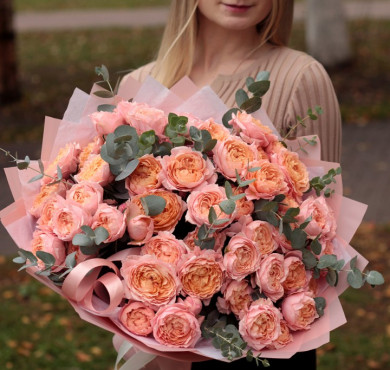 Букет из 19 кустовых роз Джульетта с эвкалиптом