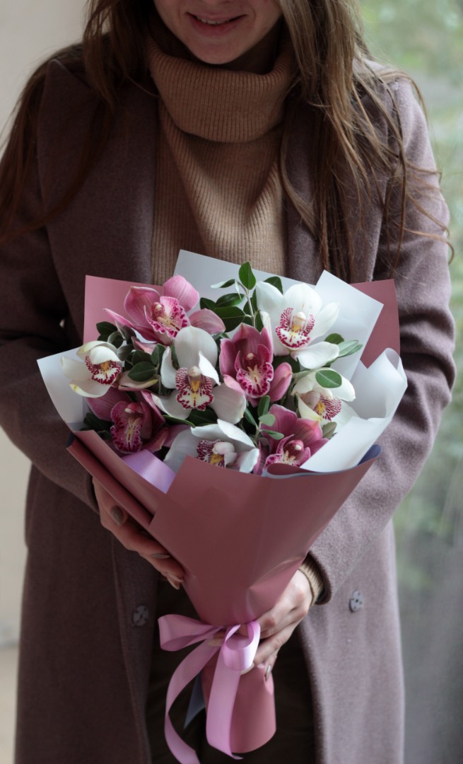 Букет бело-розовых орхидей