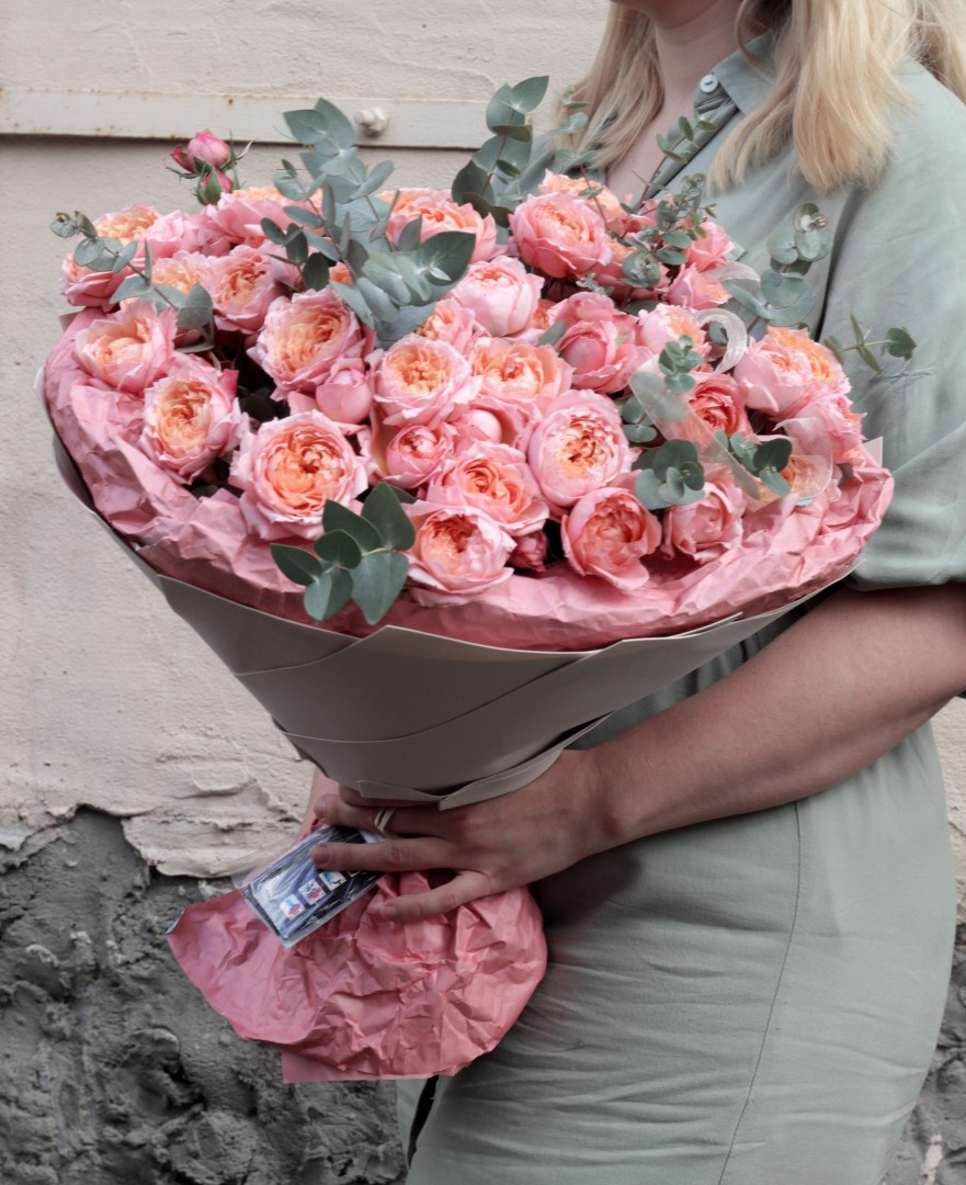 Букет из 25 пионовидных роз Джульетта с эвкалиптом