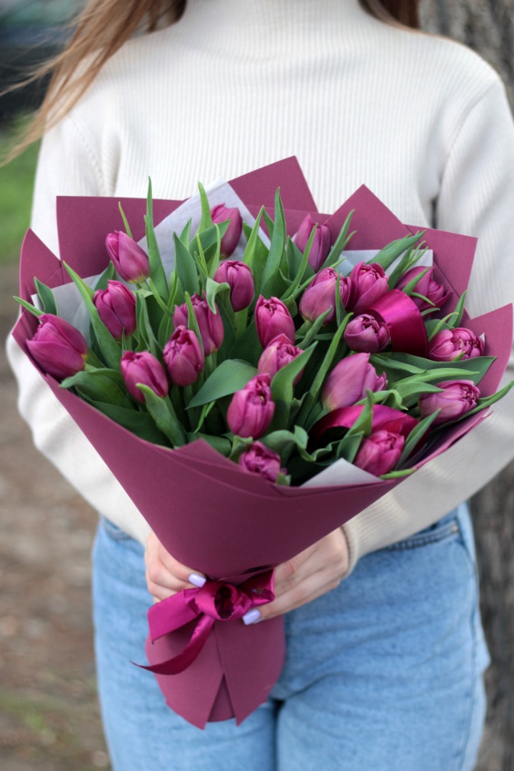 Букет из 25 фиолетовых тюльпанов в упаковке