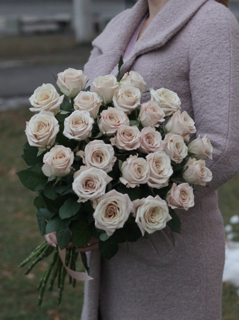 Букет из 19 роз Мента с лентой