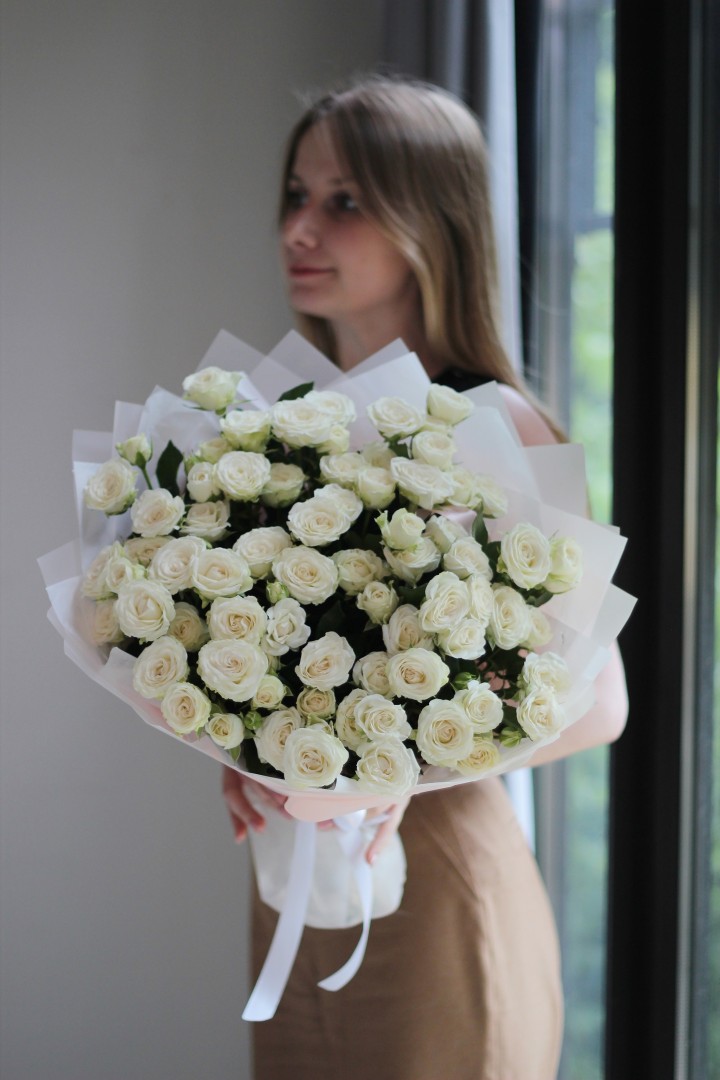 Букет из 25 кустовых белых роз