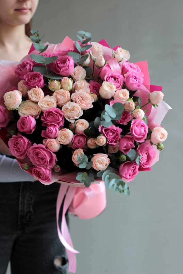 Букет пионовидных кустовых роз с эвкалиптом