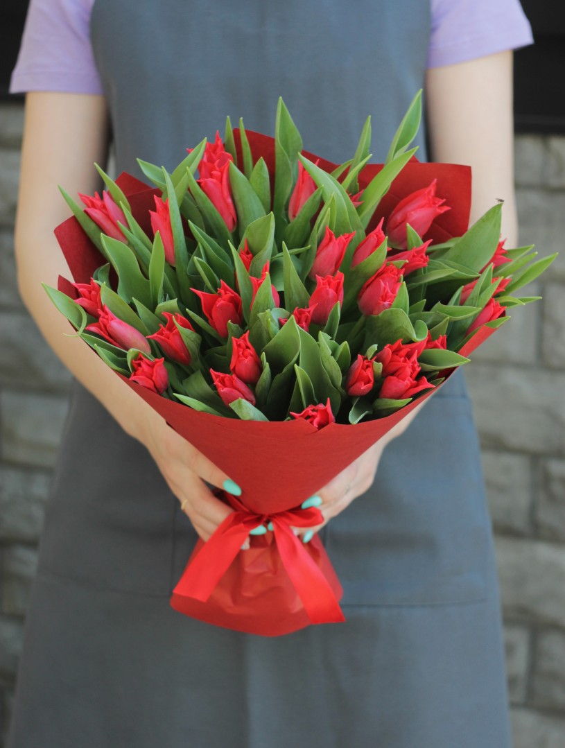Букет из 29 красных тюльпанов в упаковке