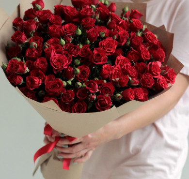 Букет красных кустовых роз Мирабель