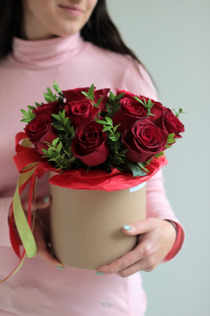 Композиция в шляпной коробке из красных роз 