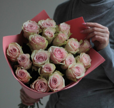 Букет из 13 нежно-розовых роз