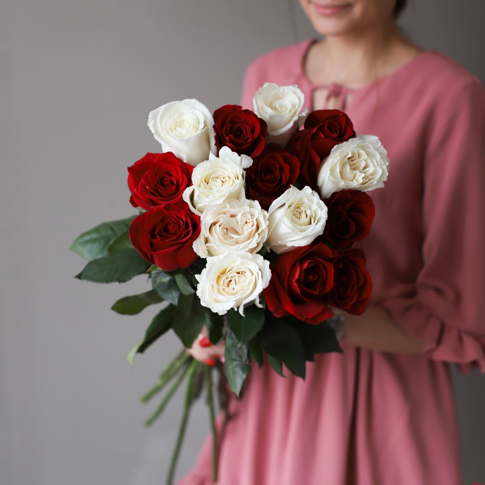 Букет из 15 бело-красных роз 70 см