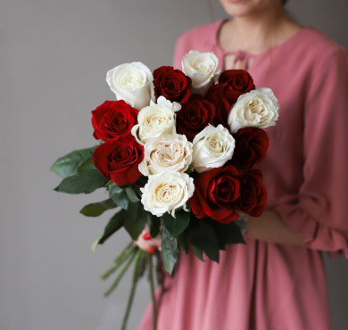 Букет из 15 бело-красных роз 70 см