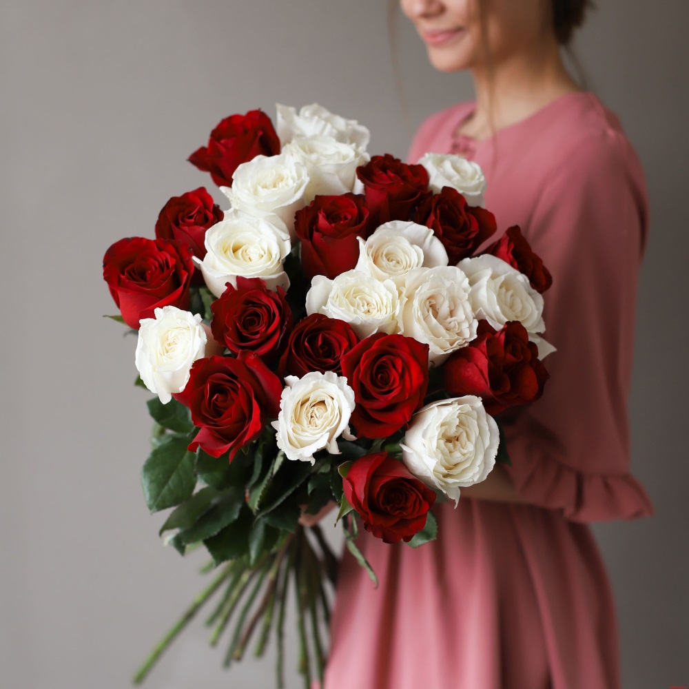 Букет из 25 бело-красных роз 70 см