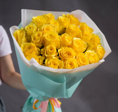 Букет из 19 желтых роз в упаковке