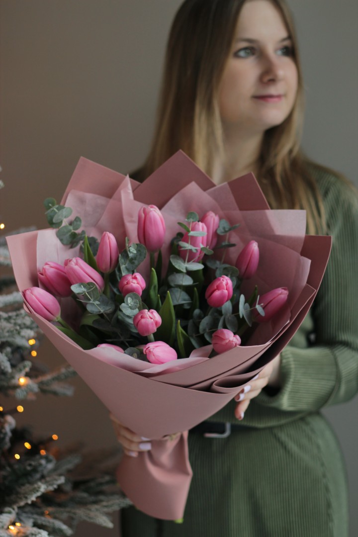 Букет розовых тюльпанов 