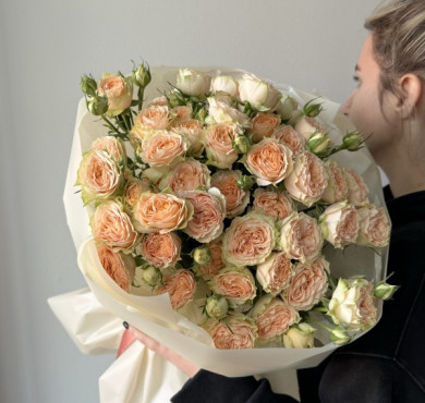 Букет из 9 пионовидных кустовых роз Павлова