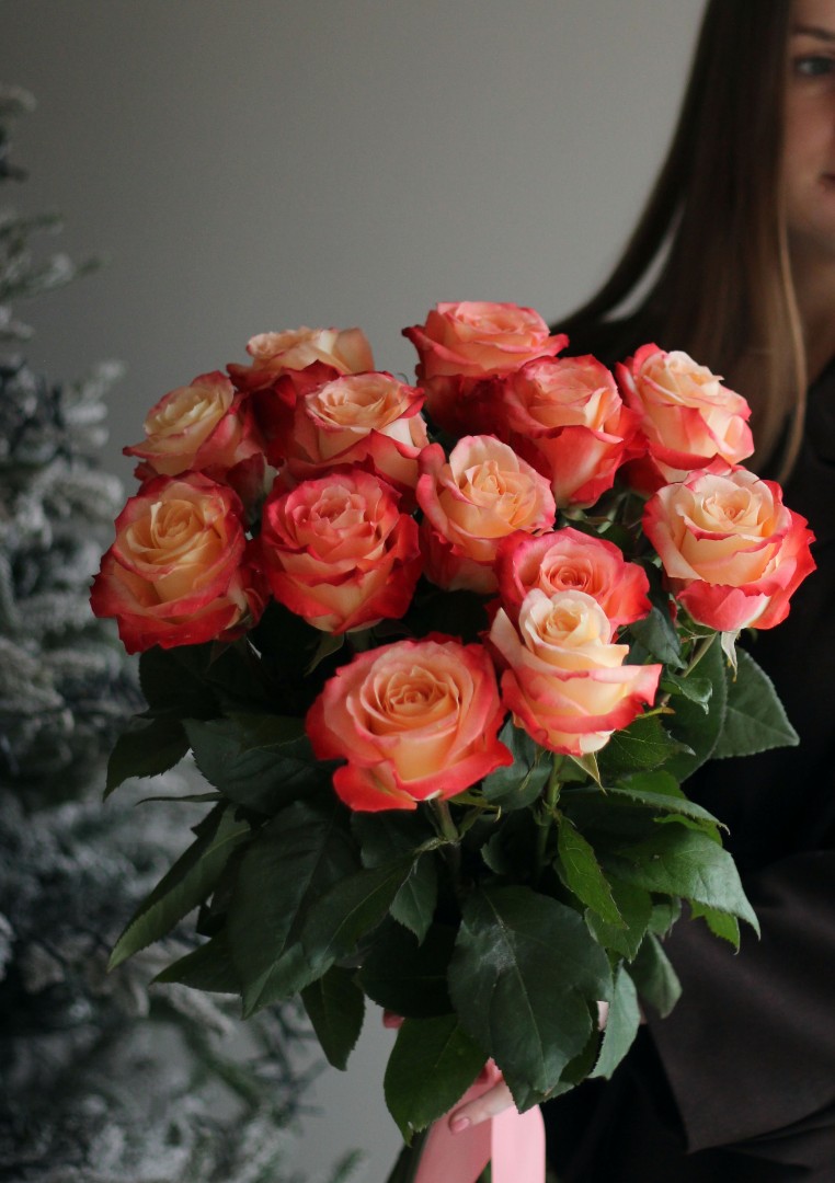 Букет из 13 роз 70 см Кабаре с лентой