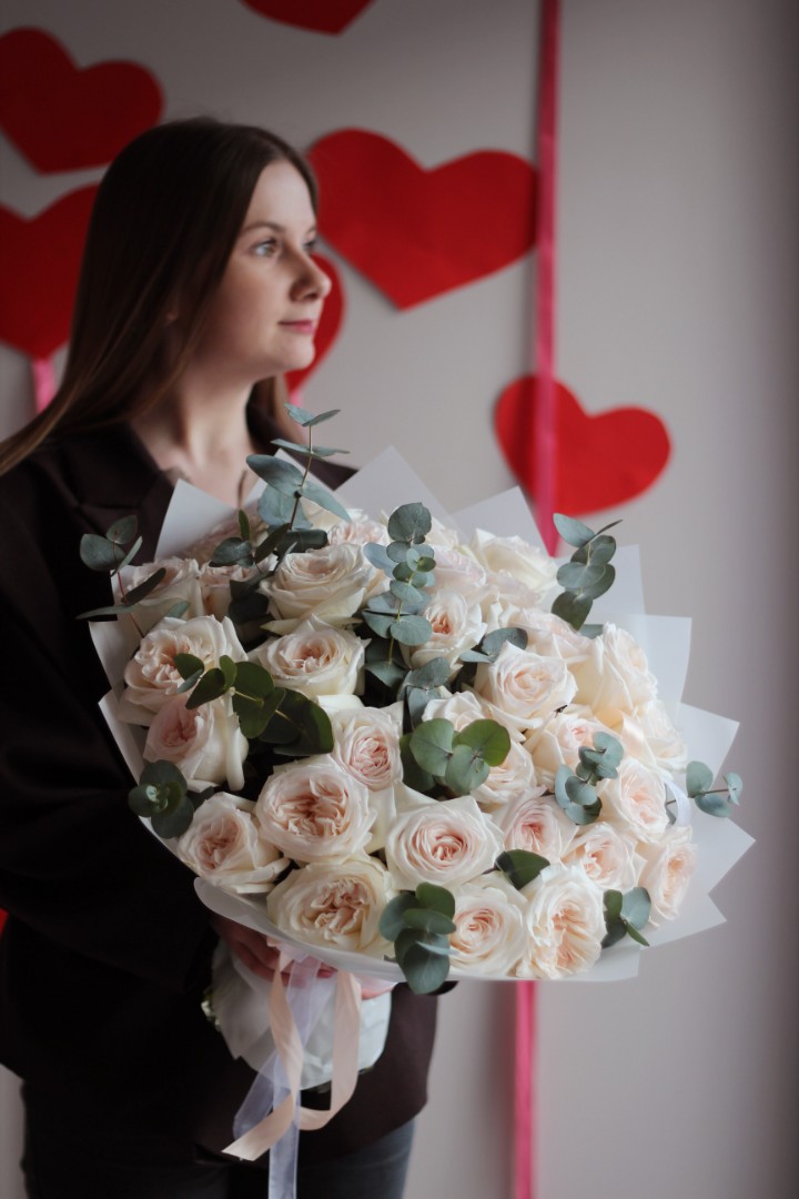 Букет из 31 Вайт Охары с эвкалиптом