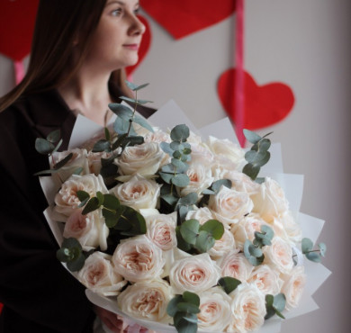 Букет из 31 Вайт Охары с эвкалиптом