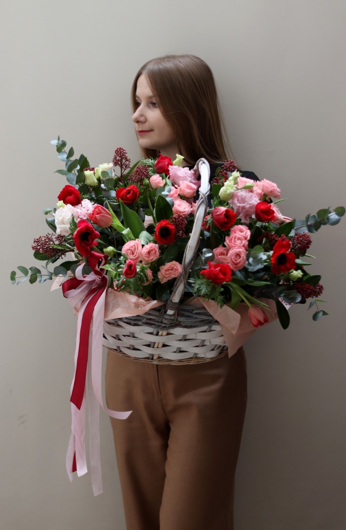 Цветочная корзина с анемонами 