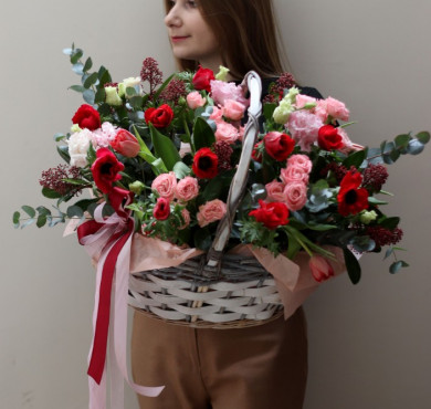 Цветочная корзина с анемонами 