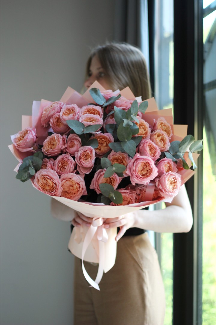 Букет из 11 пионовидных кустовых роз Джульетта с эвкалиптом
