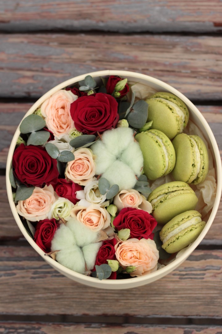 Цветы в коробке со сладостями 
