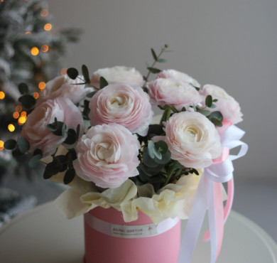 Шляпная коробка из 9 ранункулюсов с эвкалиптом