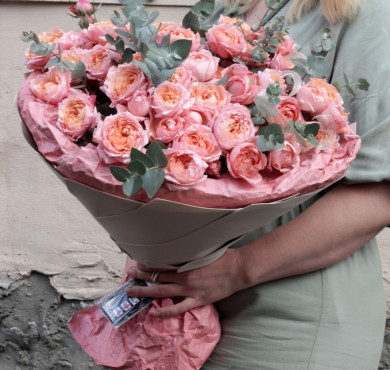 Букет из 25 пионовидных роз Джульетта с эвкалиптом