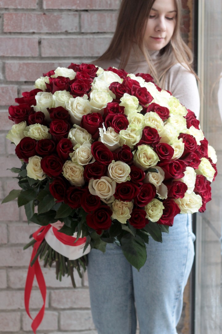 Букет из 101 розы бело-красной