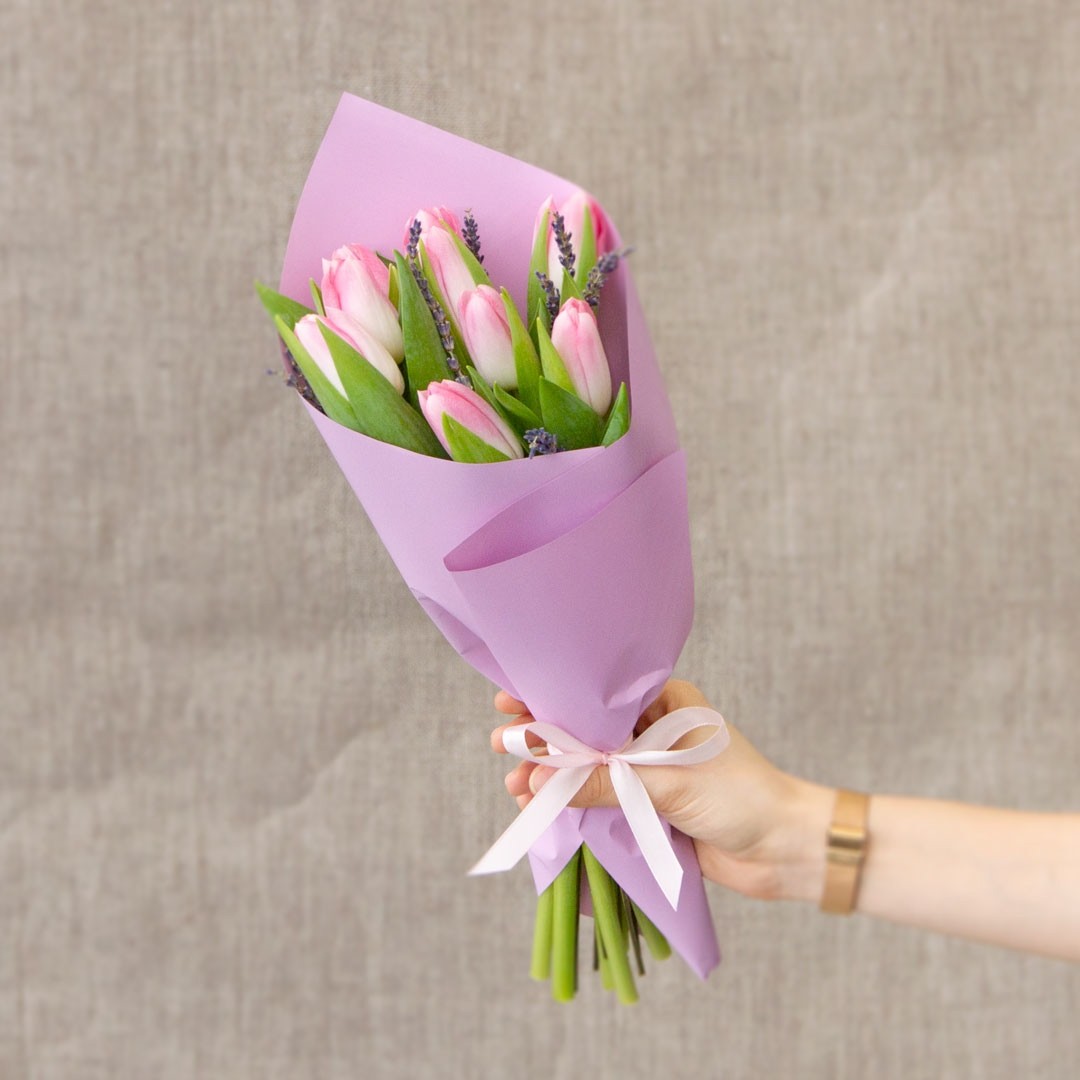 Мини букет к 8 марта из 7 розовых тюльпанов с лавандой