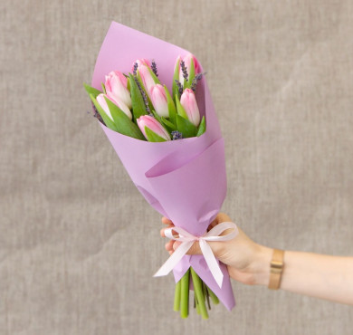 Мини букет к 8 марта из 7 розовых тюльпанов с лавандой