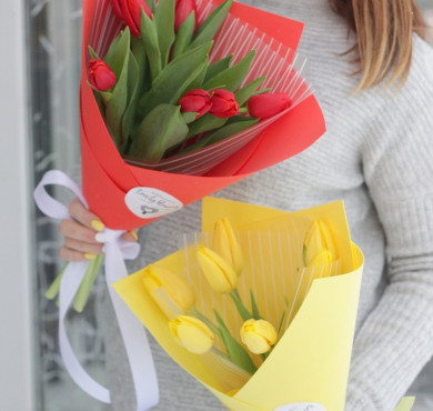 Мини букет к 8 марта из 7 тюльпанов (цвет на выбор)