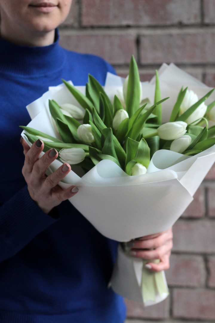 Букет из 15 белых тюльпанов в упаковке