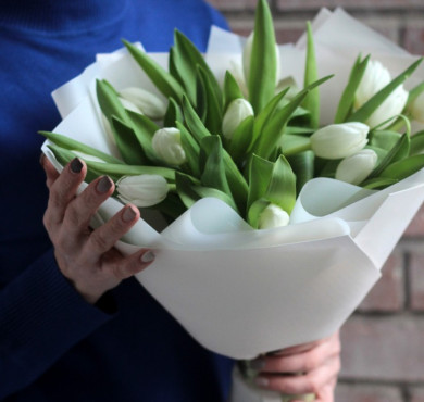 Букет из 15 белых тюльпанов в упаковке