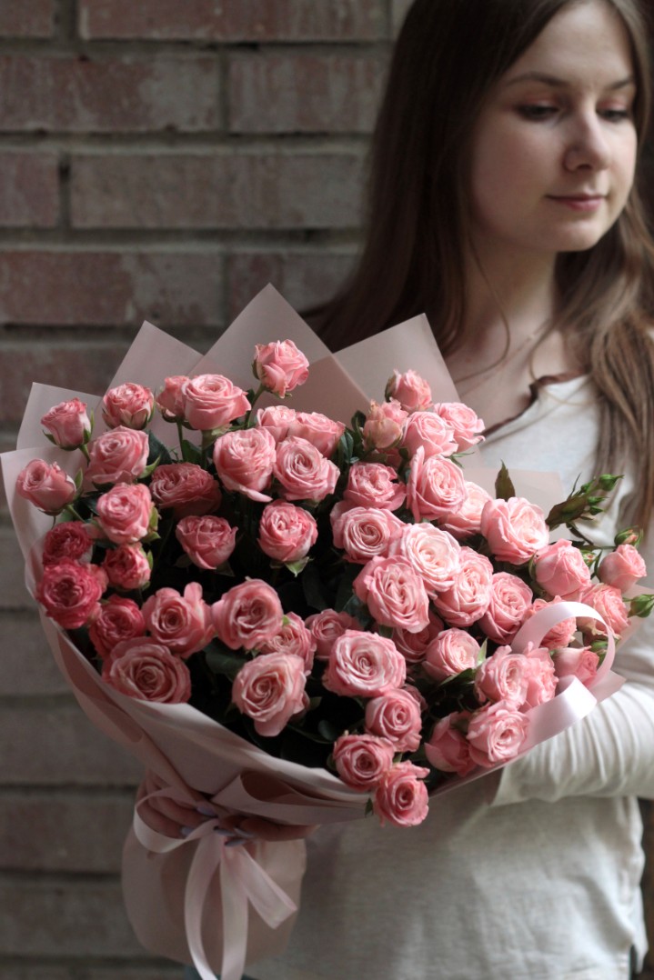 Букет из 15 кустовых роз Мадам бомбастик