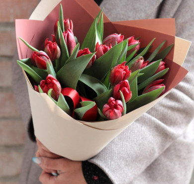 Букет из 15 пионовидных красных тюльпанов