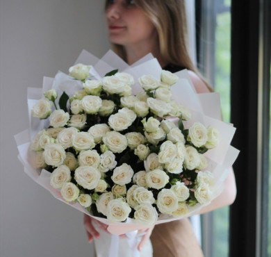 Букет из 25 кустовых белых роз