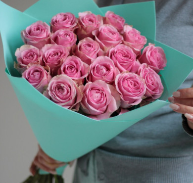 Букет из 19 розовых роз в упаковке