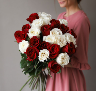 Букет из 25 бело-красных роз 70 см
