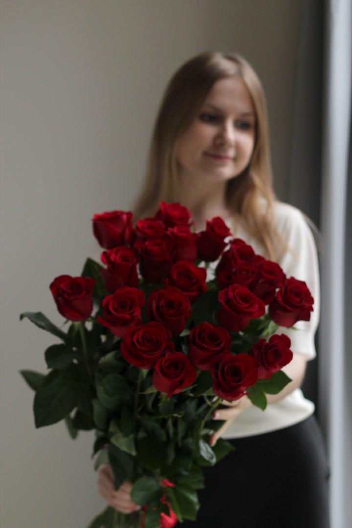Букет из 21 красной розы 70 см