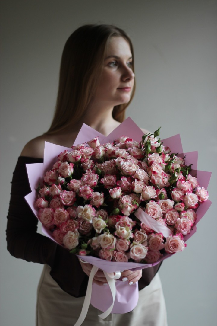 Букет из нежных кустовых роз 