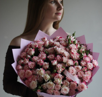 Букет из нежных кустовых роз 