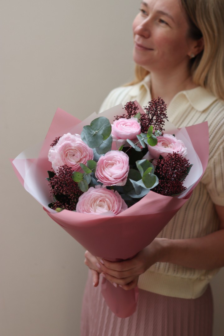 Букет с ранункулюсами и скимией