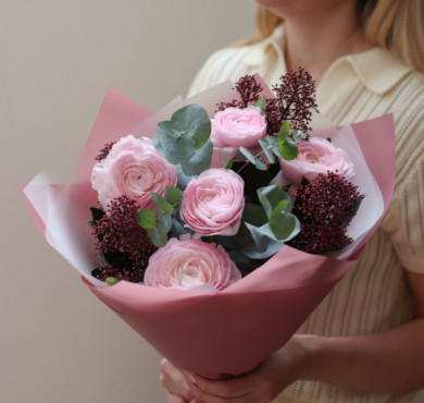 Букет с ранункулюсами и скимией