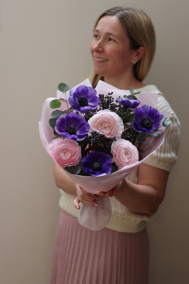 Букет с ранункулюсами и анемонами