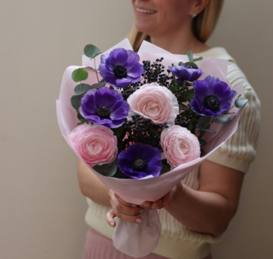 Букет с ранункулюсами и анемонами