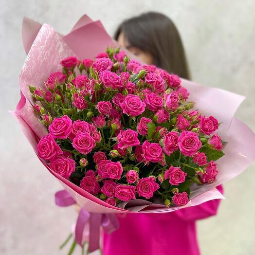 Букет из 15 малиновых кустовых роз