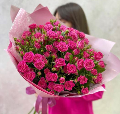 Букет из 15 малиновых кустовых роз