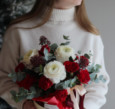 Шляпная коробка с ранункулюсами 