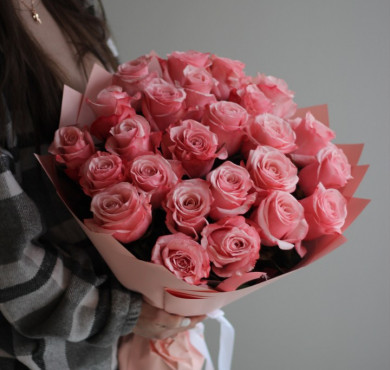 Букет из 25 роз Би Свит в упаковке