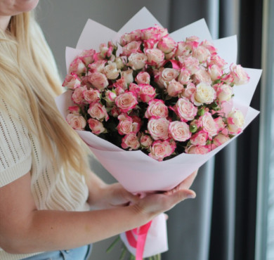 Букет из 17 кустовых роз нежные с пестринкой