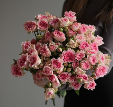 Букет из 9 кустовых роз 